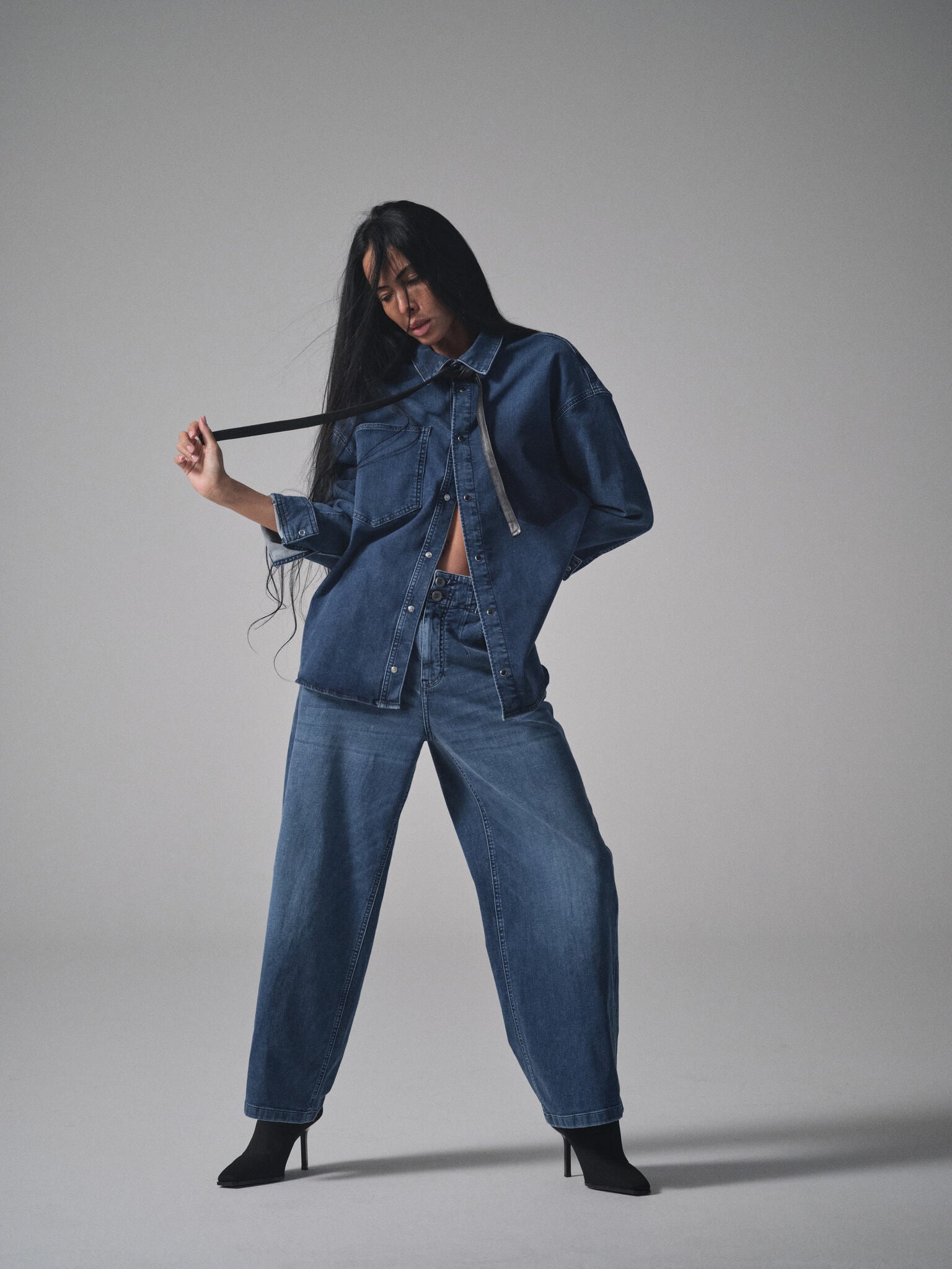 Modelshot / Dark Blue Denim / Detail